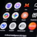 آیکون برنامههای مختلف هوش مصنوعی شامل DeepSeek، ChatGPT، Gemini، Claude، Copilot و Grok روی صفحه نمایش گوشی با پسزمینه مشکی