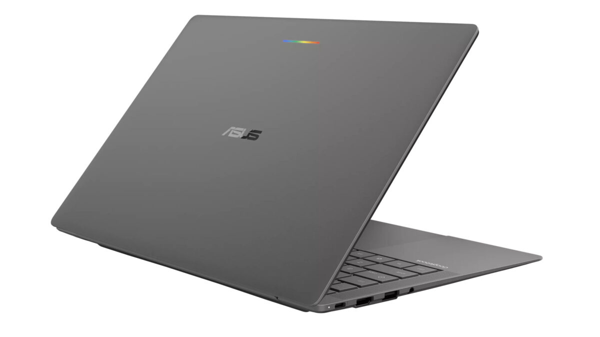 نمای پشت Googlebook 14 ایسوس با بدنه خاکستری، طراحی باریک و لوگوی ASUS