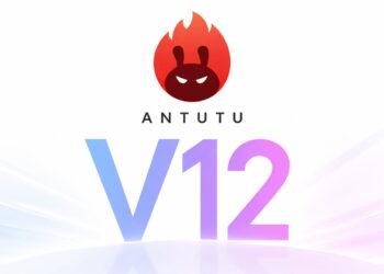 لوگوی رسمی بنچمارک AnTuTu V12 با آیکون شعله قرمز حشره خشمگین روی پس‌زمینه سفید با افکت گرادینت بنفش.