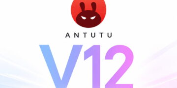 لوگوی رسمی بنچمارک AnTuTu V12 با آیکون شعله قرمز حشره خشمگین روی پسزمینه سفید با افکت گرادینت بنفش.