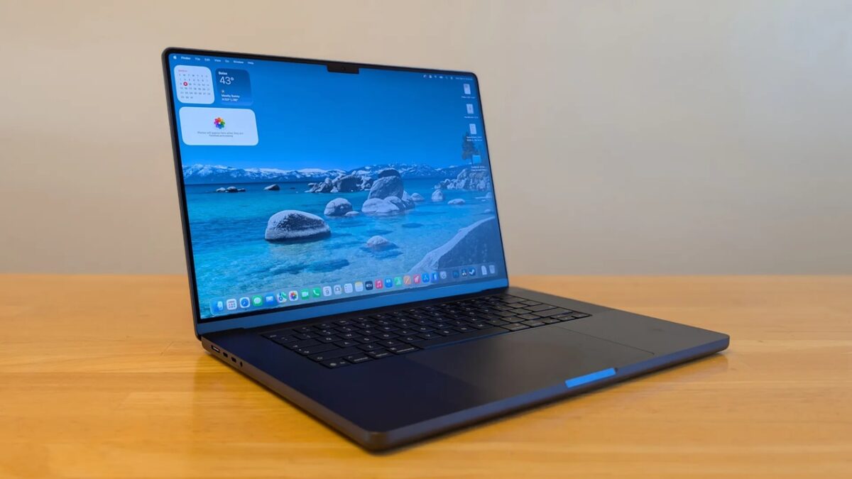 MacBook Pro 16-inch در رده لپ تاپهای حرفهای اپل قرار دارد و برای تدوین، برنامهنویسی، توسعه نرمافزار، تولید محتوا و کارهای محاسباتی سنگین طراحی شده است؛