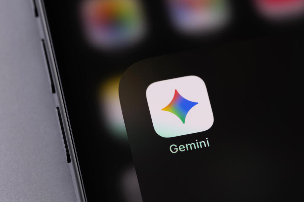 نمای نزدیک از آیکون برنامه هوش مصنوعی Gemini با ستاره چهارپر رنگارنگ روی صفحه نمایش گوشی هوشمند.