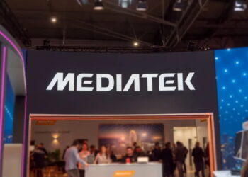 لوگوی بزرگ MediaTek روی غرفه نمایشگاهی با حضور بازدیدکنندگان در محیط رویداد