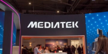 لوگوی بزرگ MediaTek روی غرفه نمایشگاهی با حضور بازدیدکنندگان در محیط رویداد