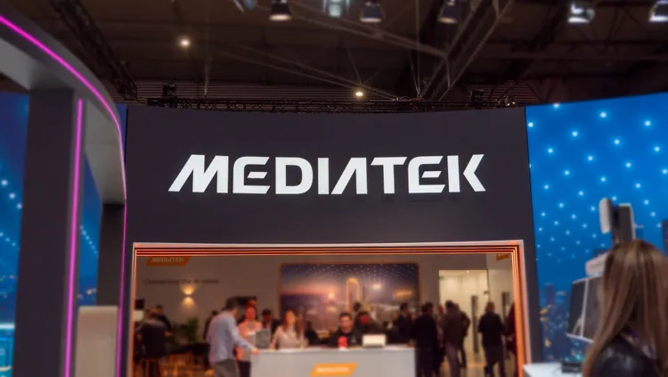 لوگوی بزرگ MediaTek روی غرفه نمایشگاهی با حضور بازدیدکنندگان در محیط رویداد