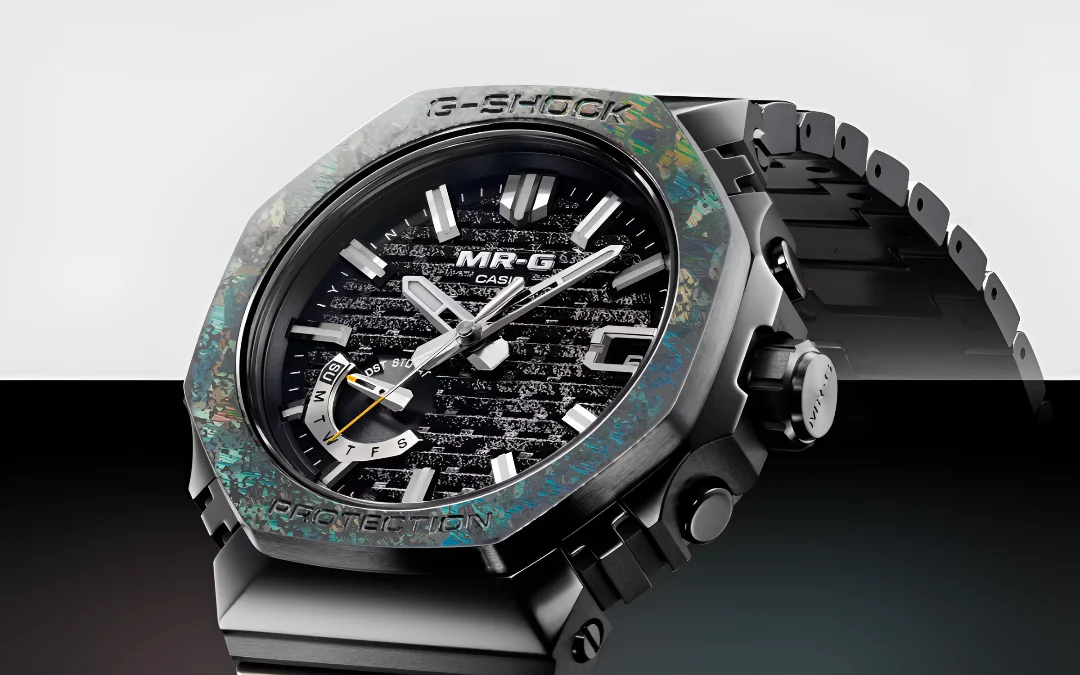 نمای نزدیک ساعت مچی فلزی G-Shock MR-G با صفحه بافت‌دار مشکی و بزل طرح‌دار چندرنگ.