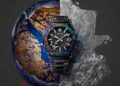 پوستر تبلیغاتی ساعت مچی G-Shock MR-G با بزل رنگینکمانی و صفحه مشکی در کنار طرح هنری نقرهای و طلایی.