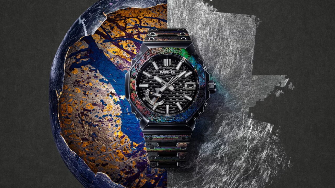 پوستر تبلیغاتی ساعت مچی G-Shock MR-G با بزل رنگین‌کمانی و صفحه مشکی در کنار طرح هنری نقره‌ای و طلایی.