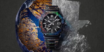 پوستر تبلیغاتی ساعت مچی G-Shock MR-G با بزل رنگینکمانی و صفحه مشکی در کنار طرح هنری نقرهای و طلایی.