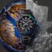 پوستر تبلیغاتی ساعت مچی G-Shock MR-G با بزل رنگین‌کمانی و صفحه مشکی در کنار طرح هنری نقره‌ای و طلایی.