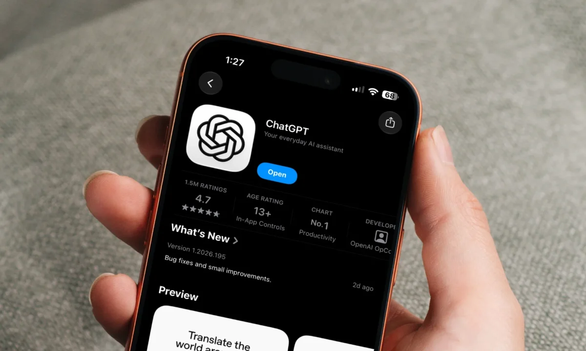 صفحه اپلیکیشن ChatGPT در App Store روی گوشی آیفون؛ لوگوی OpenAI، امتیاز ۴.۷ از ۱.۵ میلیون رأی، رتبه شماره ۱ در دسته Productivity و نسخه 1.2026.195 با تو در دسته Productivity و نسخه 1.2026.195 با توشود.
