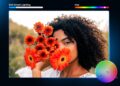رابط کاربری ویرایشگر عکس DxO با پرتره زنی موفرق و دسته گل گلهای نارنجی و اسلایدرهای نورپردازی هوشمند و فام رنگ.