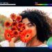 رابط کاربری ویرایشگر عکس DxO با پرتره زنی موفرق و دسته گل گلهای نارنجی و اسلایدرهای نورپردازی هوشمند و فام رنگ.