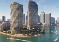 نمای سینمایی برج‌های مسکونی دو قلوی موج‌دار شیشه‌ای Vice City در پس‌زمینه آسمان آبی صاف، با برج‌های مسکونی شهر در پس‌زمینه، درختان نخل روی برآمدگی‌های جزیره و قایق‌های متحرک در آب‌های فیروزه‌ای روشن؛ پل‌های طولانی در افق دوردست دیده می‌شوند و یک بالگرد در پرواز است.