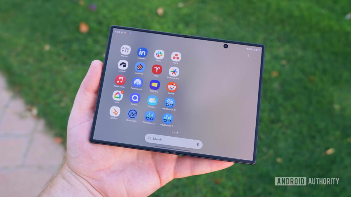 Galaxy Z Fold 8 سامسونگ در حالت باز