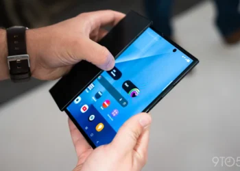 نمای دست‌های دو نفر از بالا روی گوشی تاشو سه‌بعدی سامسونگ Galaxy Z TriFold روشن