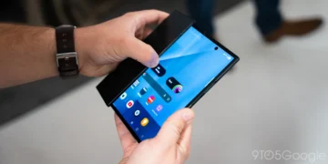نمای دست‌های دو نفر از بالا روی گوشی تاشو سه‌بعدی سامسونگ Galaxy Z TriFold روشن