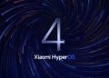 تصویر رسمی معرفی نسخهی چهارم سیستمعامل Xiaomi HyperOS با عدد بزرگ براق ۴ در مرکز و پسزمینهی تیرهی کهکشانی از خطوط نورانی آبی و طلایی.
