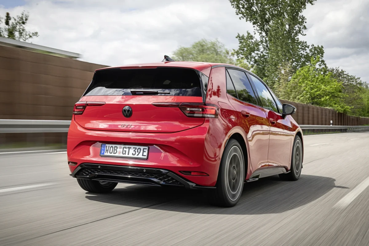 نمای سهرخ عقب فولکسواگن ID.3 GTI قرمز هنگام حرکت با نشان GTI و چراغهای عقب