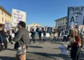 تجمع اعتراضی کارگران و فعالان حوزه فناوری با تابلوهای دست‌نوشته با پیام‌هایی نظیر اولویت انسان بر هوش مصنوعی و اولویت مردم بر سود.