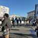 تجمع اعتراضی کارگران و فعالان حوزه فناوری با تابلوهای دستنوشته با پیامهایی نظیر اولویت انسان بر هوش مصنوعی و اولویت مردم بر سود.