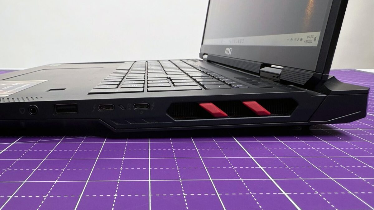 MSI Raider 18 HX AI A2XWJG یکی از قدرتمندترین لپ تاپهای گیمینگ این فهرست است و در کانفیگ موردنظر به پردازنده Intel Core Ultra 9 285HX با 24 هسته و 24 رشته و کارت گرافیک RTX 5090 Laptop با 24 گیگابایت GDDR7 مجهز میشود؛