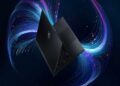 لپتاپ گیمینگ MSI Stealth 16 AI با درب باز و کیبورد نورپردازی RGB، شناور روی پسزمینهی انتزاعی تیره با رگههای موجی آبی و بنفش.