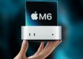 رندر مفهومی مک‌مینی جدید که یک دست آن را نگه داشته، با برچسب Apple M6 روی بدنه درخشان، نگاهی به درگاه‌های USB-C جلو و دریچه تهویه از نمای پایین