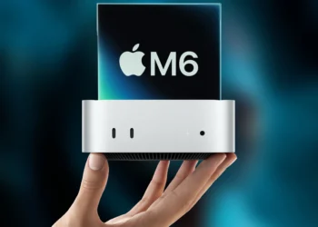 رندر مفهومی مک‌مینی جدید که یک دست آن را نگه داشته، با برچسب Apple M6 روی بدنه درخشان، نگاهی به درگاه‌های USB-C جلو و دریچه تهویه از نمای پایین