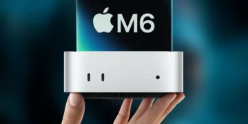رندر مفهومی مک‌مینی جدید که یک دست آن را نگه داشته، با برچسب Apple M6 روی بدنه درخشان، نگاهی به درگاه‌های USB-C جلو و دریچه تهویه از نمای پایین