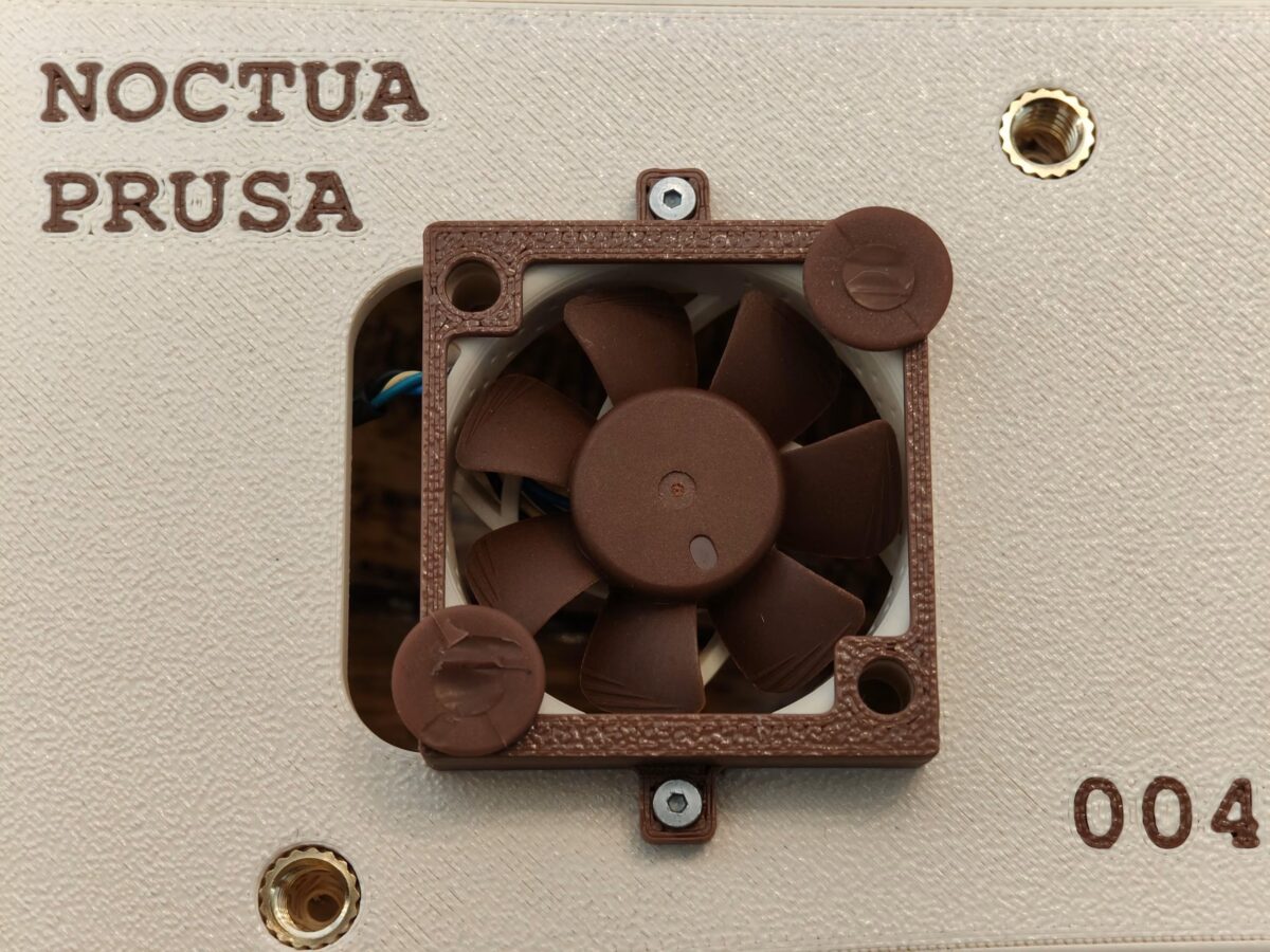 فن کوچک Noctua نصبشده داخل دوربین CAIM1