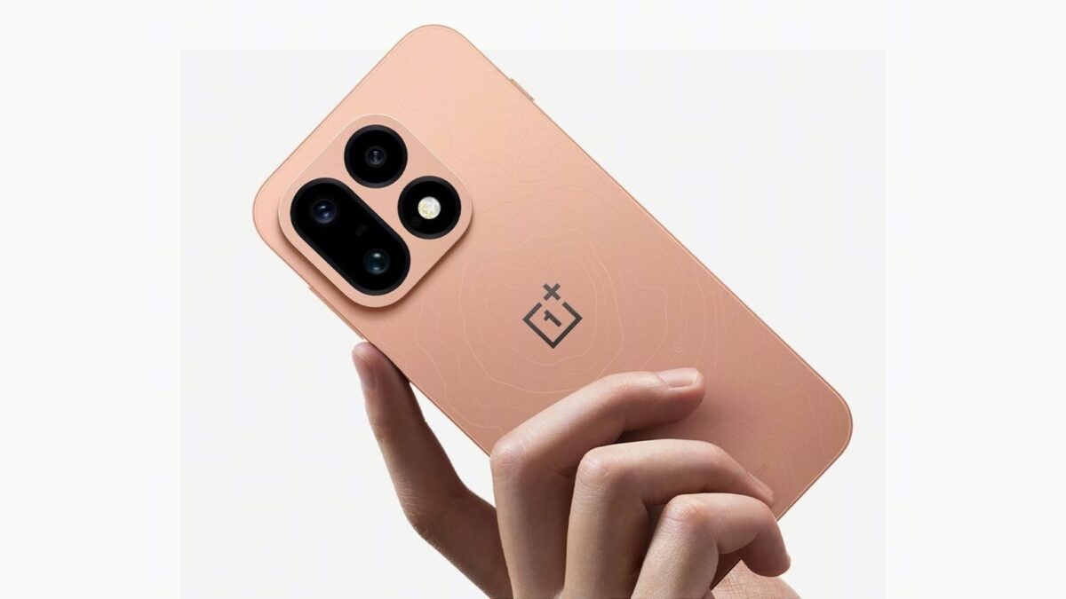 نمای پشت گوشی صورتیرنگ OnePlus 16 در دست کاربر، با ماژول دوربین برجسته و نشان وانپلاس روی قاب ساده.