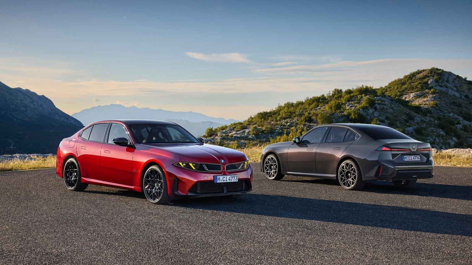 نمای جلو و عقب نسل جدید BMW سری ۳ در دو رنگ قرمز و خاکستری در جاده کوهستانی