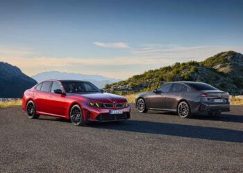 نمای جلو و عقب نسل جدید BMW سری ۳ در دو رنگ قرمز و خاکستری در جاده کوهستانی