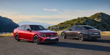 نمای جلو و عقب نسل جدید BMW سری ۳ در دو رنگ قرمز و خاکستری در جاده کوهستانی