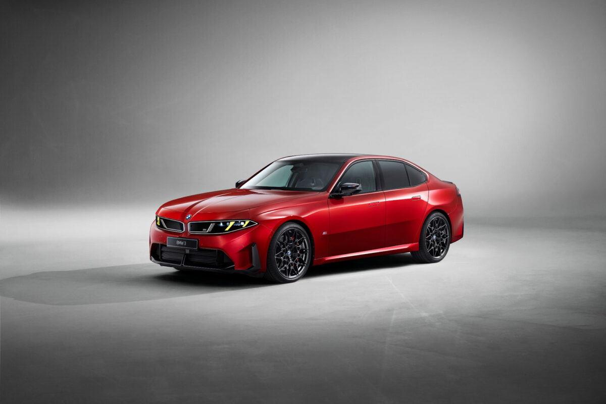 نمای سهربع جلو BMW سری ۳ قرمز مدل ۲۰۲۷ در استودیو