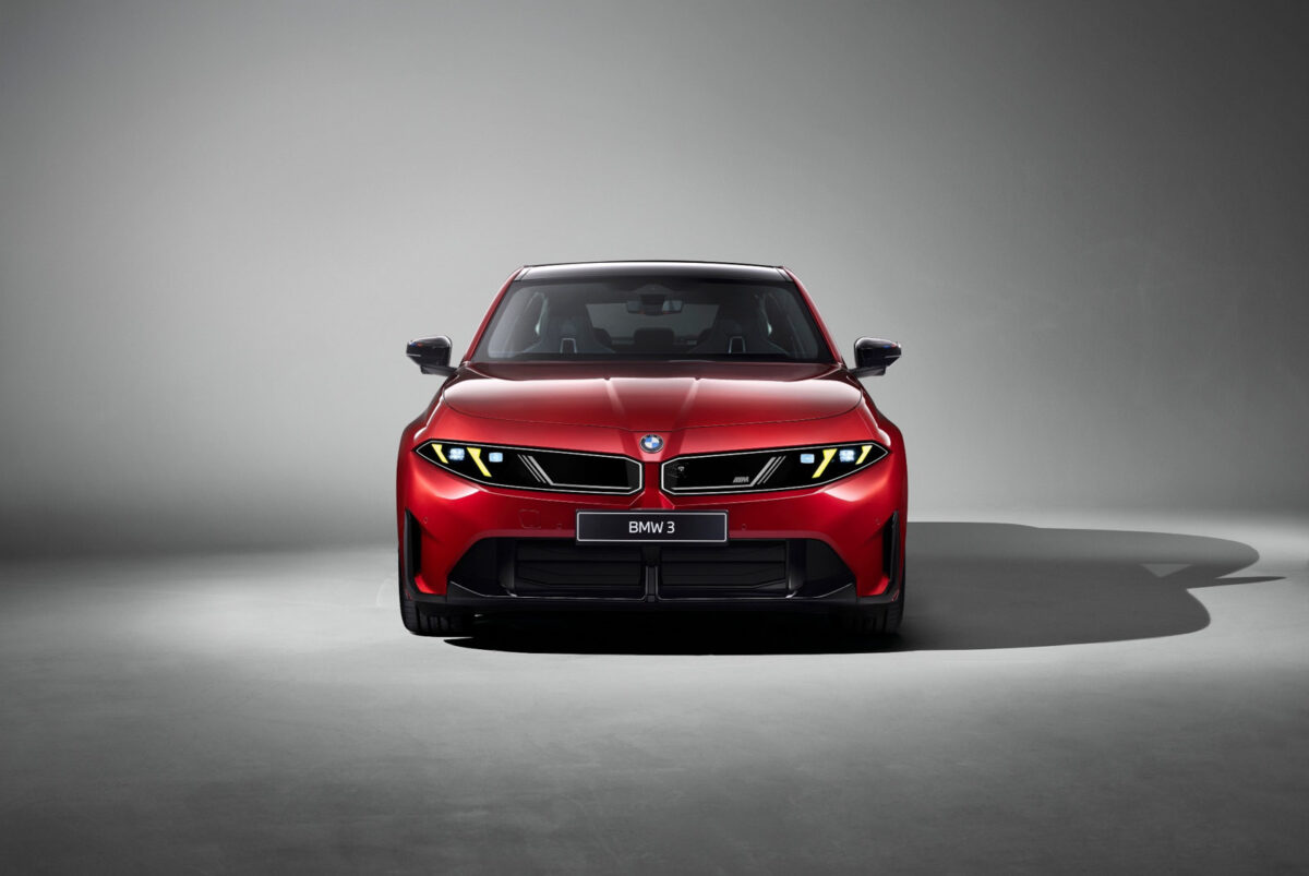 نمای روبهرو BMW سری ۳ قرمز مدل ۲۰۲۷ با چراغهای روشنایی روز زرد