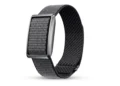 عکس محصول دستبند هوشمند Pebble Qore Ultra روی پسزمینه سفید. بند بافتهشده خاکستری تیره از داخل قاب فلزی مستطیلی عبور کرده، لایه داخلی بند مشکی و براق است و انتهای بند با یک سنجاق کوچک مشکی بسته میشود.