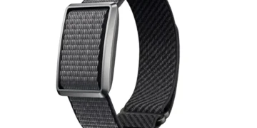 عکس محصول دستبند هوشمند Pebble Qore Ultra روی پسزمینه سفید. بند بافتهشده خاکستری تیره از داخل قاب فلزی مستطیلی عبور کرده، لایه داخلی بند مشکی و براق است و انتهای بند با یک سنجاق کوچک مشکی بسته میشود.