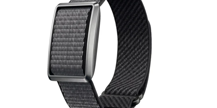 عکس محصول دستبند هوشمند Pebble Qore Ultra روی پسزمینه سفید. بند بافتهشده خاکستری تیره از داخل قاب فلزی مستطیلی عبور کرده، لایه داخلی بند مشکی و براق است و انتهای بند با یک سنجاق کوچک مشکی بسته میشود.