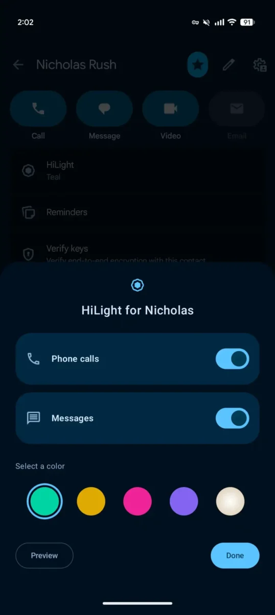 اسکرینشات صفحه مخاطب Nicholas Rush در اپ گوگل با نوار عملهای Call، Message، Video و Email. منوی پایینآمده با عنوان HiLight for Nicholas باز است، کلیدهای Phone calls و Messages روشناند و در بخش Select a color پنج دایره رنگی سبز، زرد، صورتی، بنفش و کرم دیده میشود که رنگ سبز فیروزهای انتخاب شده است.