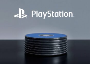 دسته‌ای از دیسک‌های بازی بلوری روی سطحی تیره در مقابل لوگوی سفید PlayStation روی پس‌زمینه خاکستری.