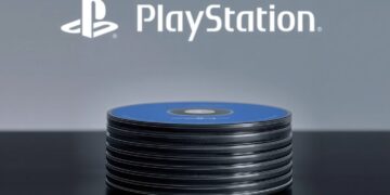 دستهای از دیسکهای بازی بلوری روی سطحی تیره در مقابل لوگوی سفید PlayStation روی پسزمینه خاکستری.