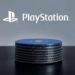 دستهای از دیسکهای بازی بلوری روی سطحی تیره در مقابل لوگوی سفید PlayStation روی پسزمینه خاکستری.