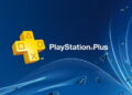 لوگوی سرویس اشتراک PlayStation Plus با آیکون زرد رنگ نشان + که نماد دکمه‌های کنترلر پلی‌استیشن را در دل خود دارد، در برابر پس‌زمینه آبی تیره با موج‌های نرم و نمادهای شکل‌های کنترلر معلق در فضا.