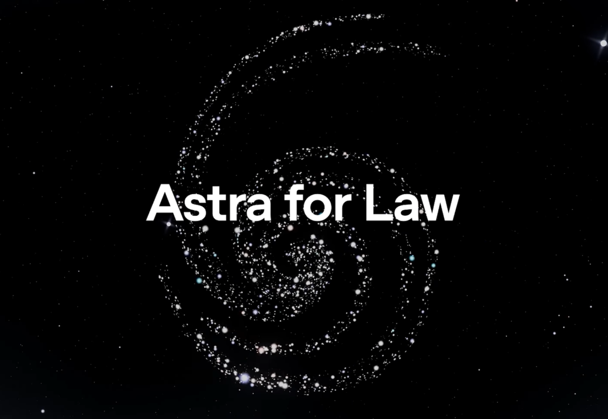 نوشته انگلیسی Astra for Law در مرکز کهکشان مارپیچی درخشان ستاره‌ای در پس‌زمینه تیره کیهانی