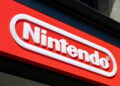 تابلوی قرمز نینتندو با نوشته سفید Nintendo روی نمای یک ساختمان.