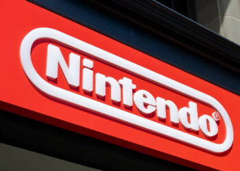 تابلوی قرمز نینتندو با نوشته سفید Nintendo روی نمای یک ساختمان.