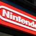 تابلوی قرمز نینتندو با نوشته سفید Nintendo روی نمای یک ساختمان.