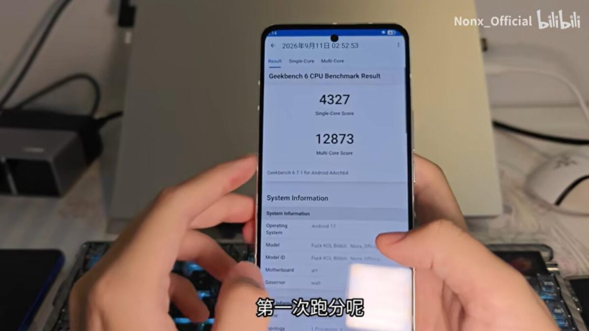 تصویر گوشی هوشمند در حال نمایش امتیاز بنچمارک Geekbench 6؛ امتیاز تکهستهای ۴۳۲۷ و امتیاز چندهستهای ۱۲۸۷۳ ثبت شده و اطلاعات سیستم نشاندهنده اندروید ۱۷ با مدل آزمایشی Fuck KOL Bilibili Nonx Official است.